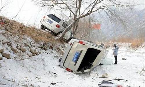 雨雪天气向右侧滑_雨雪天气向右侧滑往哪边打方向盘