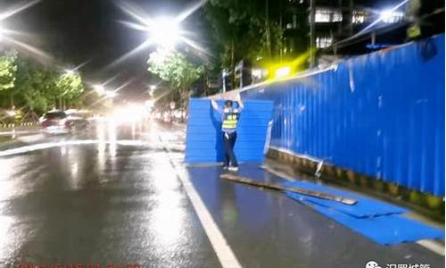 城管大队处置暴雨天气_应对暴雨城管信息报道